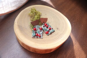 visiace handmade náušnice so vzorom šípok s dreveným komponentom miniberry