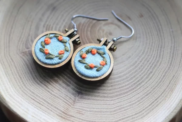vyšívané náušnice v drevenom rámčeku