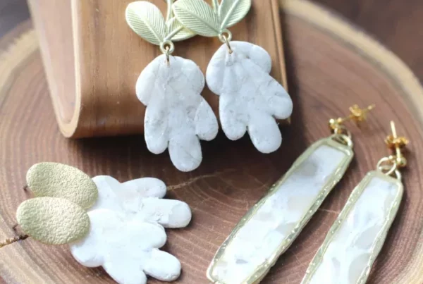 biele náušnice s mramorových vzorom miniberry