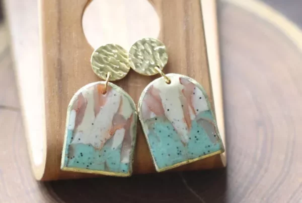 visiace náušnice mramor mentolovo naturálne farby tepané zlato miniberry