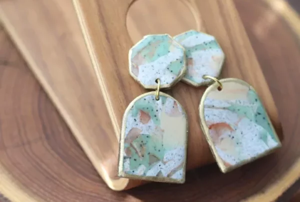 visiace náušnice mramor mentolovo naturálne farby miniberry