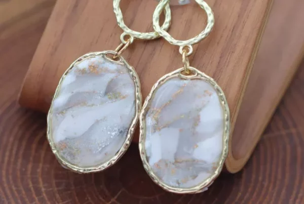 visiace ovalne nausnice bielej farby perlovy efekt miniberry