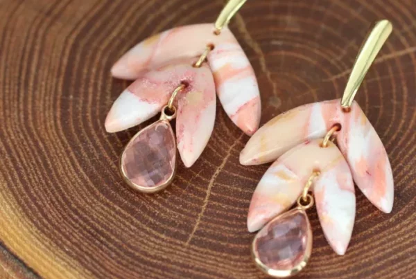 visiace slavnostne nausnice ruzove peach fuzz chirurgicka ocel akrylova koralka miniberry